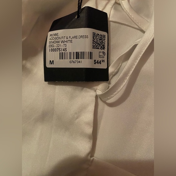 White Dress Garage​ - Picture 3 of 3